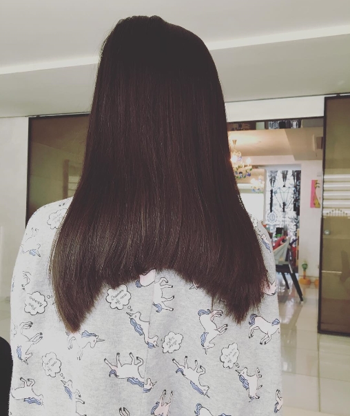 김희선, 훌쩍 큰 딸 연아 머리 직접 잘라주는 엄마 “미용실 가자”
