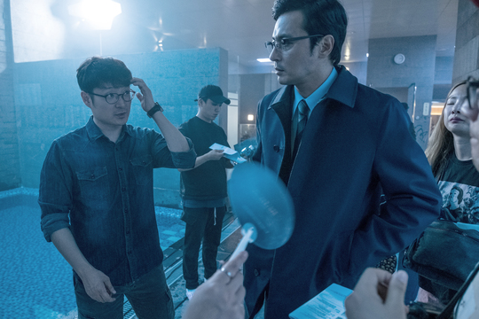 ‘V.I.P.’ 크랭크업, 장동건 김명민 이종석 케이크 촛불 불며 