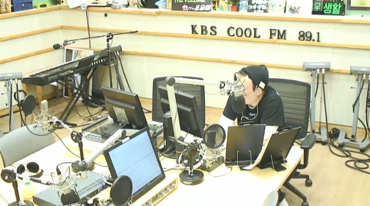 ‘라디오쇼’ 박명수 “폐지 모아 할머니 드리는 것? 기본적인 일”