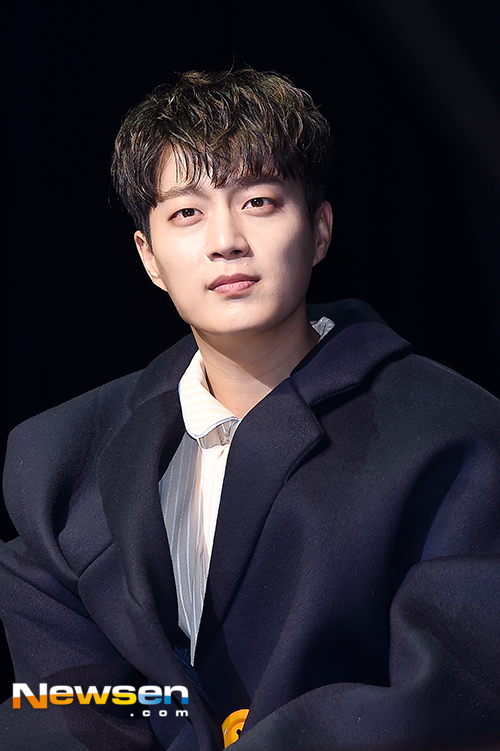 [포토엔]하이라이트 윤두준 ‘심장폭행하는 그윽한 눈빛’