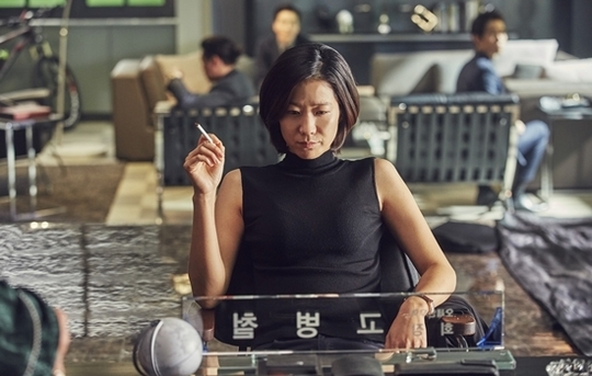 [무비와치]‘불한당’ 섹시한 전혜진에 놀라셨나요