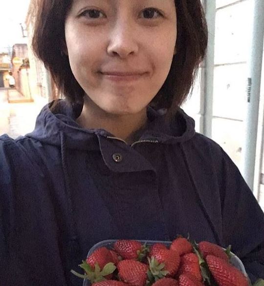 이하나, 탐스런 딸기 들고 화장기없는 민낯 미모 공개 