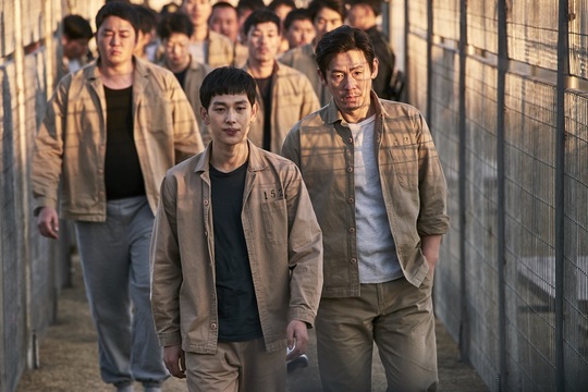 누가 뭐래도 칸에서 빛난 ‘불한당’ 미공개 스틸 보니