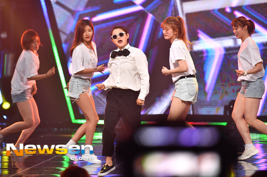 [포토엔HD]김신영 ‘쇼챔피언 진행 2주년 오프닝 공연’