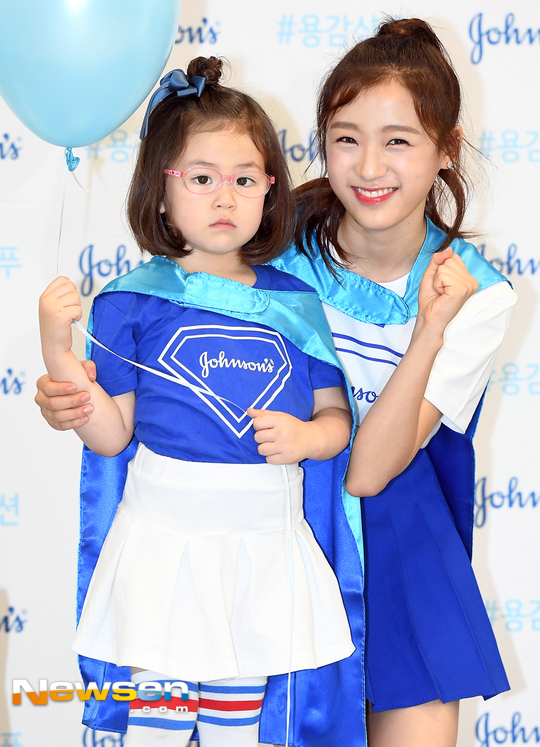[포토엔HD] 에이프릴 진솔 ‘시크한 매리언과 다정히~’