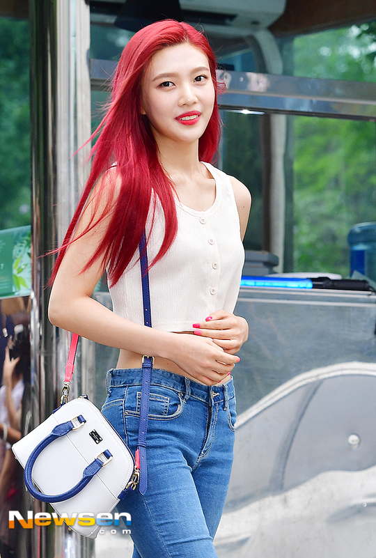 [포토엔HD] 레드벨벳 조이 ‘배꼽 살짝 가린 두손, 오늘 조금 과감했죠?’(뮤직뱅크 출근길패션)