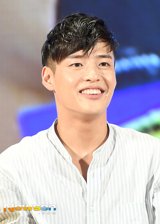 [포토엔HD] 강하늘 ‘미담제조기의 착한 미소~’