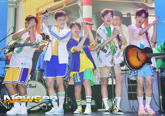 [포토엔HD] 더 이스트라이트 ‘완전체의 깜찍함 폭발’