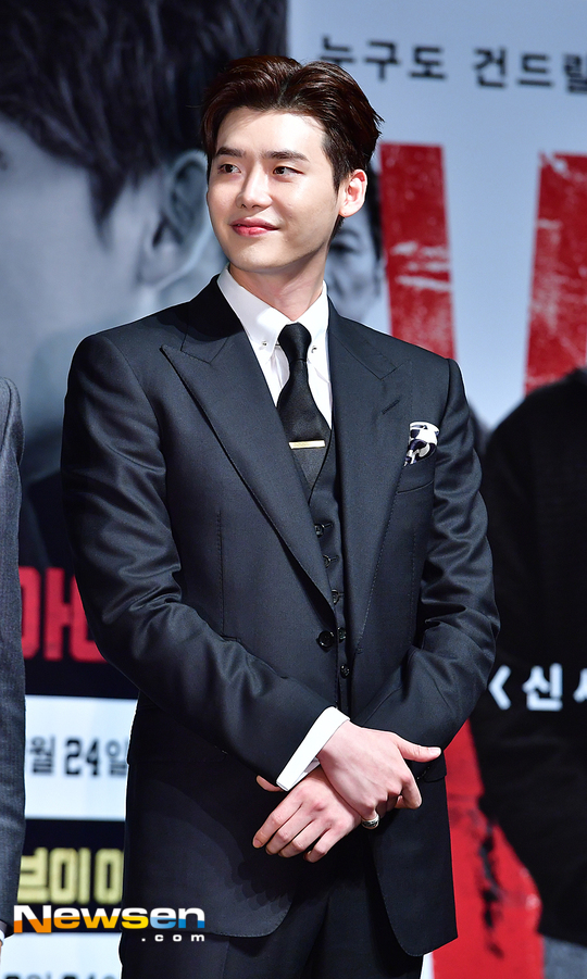[포토엔HD] 이종석 ‘어둠 환하게 밝히는 꽃미남’(브이아이피)