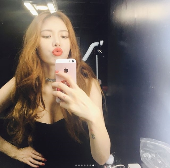 현아, 남심 훔치는 입술 쭉 애교 ‘시선강탈 볼륨감’