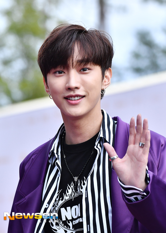 [포토엔HD]B1A4 진영 ‘여심 녹이는 손인사’