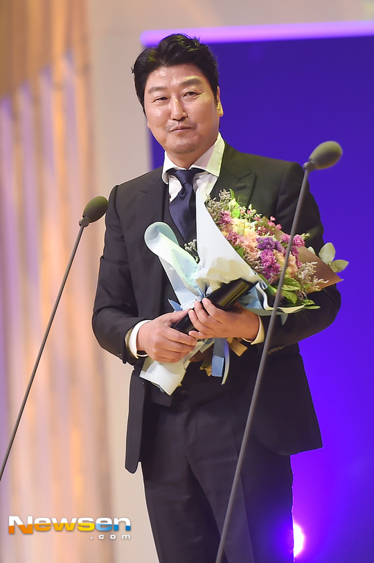 [포토엔HD]‘믿고보는 배우’ 송강호 ‘부일영화상 남우주연상 수상’ 