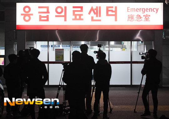 [포토엔HD] 김주혁 장례식장 병원 찾은 취재진들