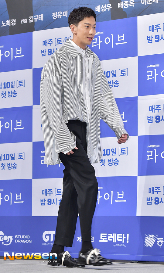 [포토엔HD] 이광수 ‘큰 키에 모자란 바지 밑단’