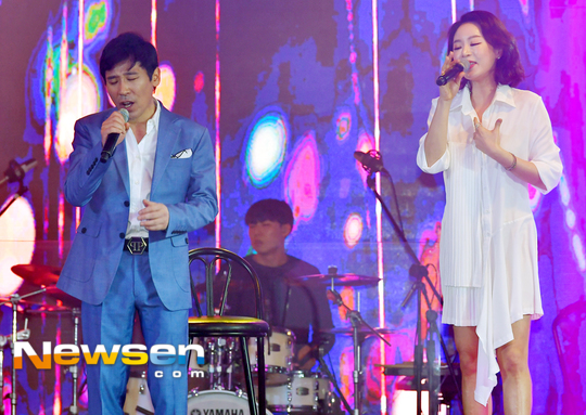 [포토엔HD]조관우 ‘리사와 함께하는 무대’