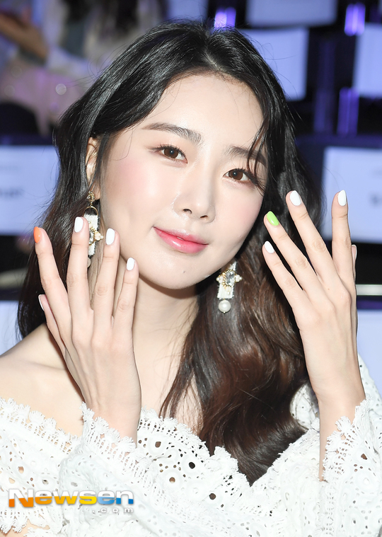 [포토엔HD] 수빈 ‘봄을 입은 네일~’