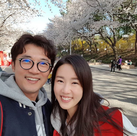 ‘볼 뽀뽀’ 안재욱최현주, 붕어빵 딸과 행복한 봄나들이 