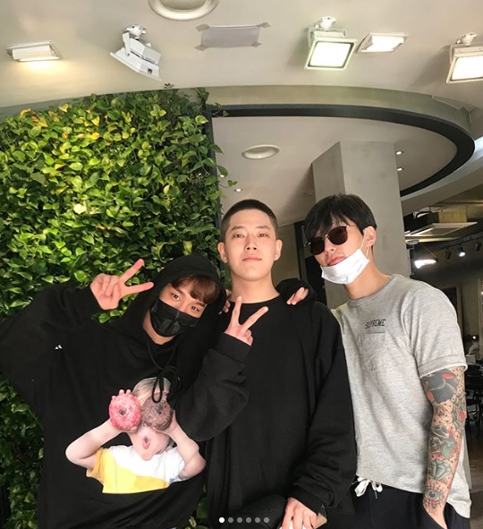 ‘까까머리 변신’ 동하, 절친 홍승범 공개한 입대 인증샷