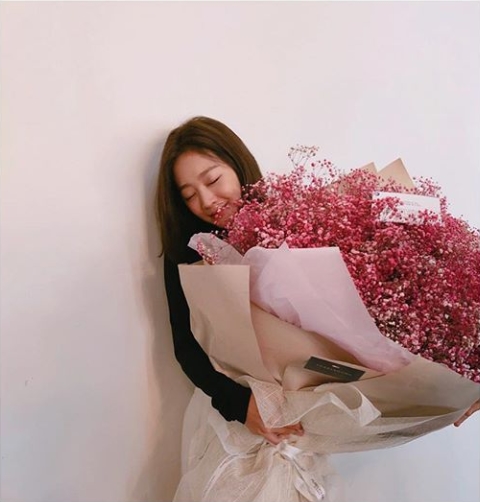 조보아, 로즈데이 맞아 꽃다발 한아름 ‘누가 꽃이야?’