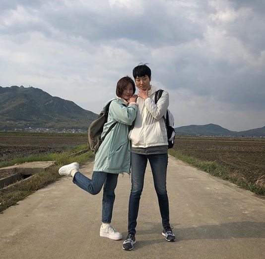 정유미 ‘라이브’ 추억여행, 이주영과 다정샷 “다리 긴 내 친구”