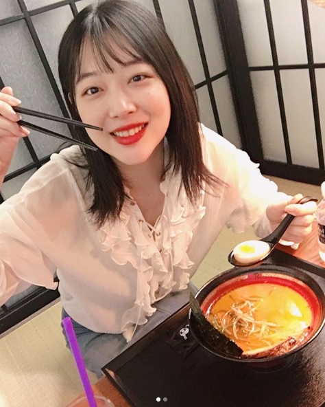 설리, 승리 라멘집 방문 인증샷 ‘부은 레드립도 찰떡’