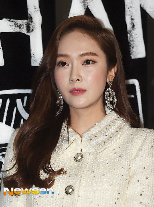 [포토엔HD] 제시카 ‘얼음공주의 큰 귀걸이’