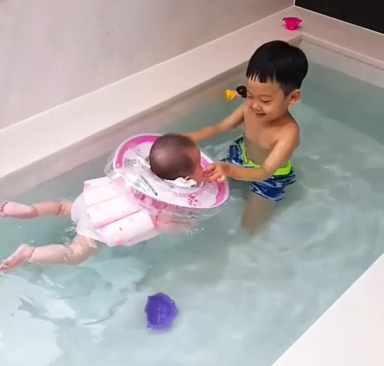 소유진♥백종원 꼭 닮은 삼남매, 우애 좋게 물놀이