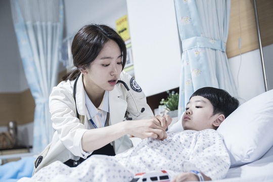 ‘라이프’ 원진아 스틸컷 최초 공개, 소아과 의사 완벽 변신