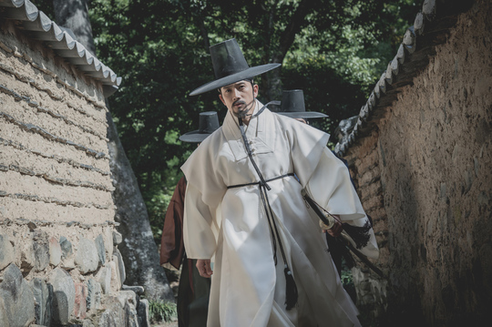 ‘명당’ 조승우, 스틸만 봐도 느껴지는 연기력 