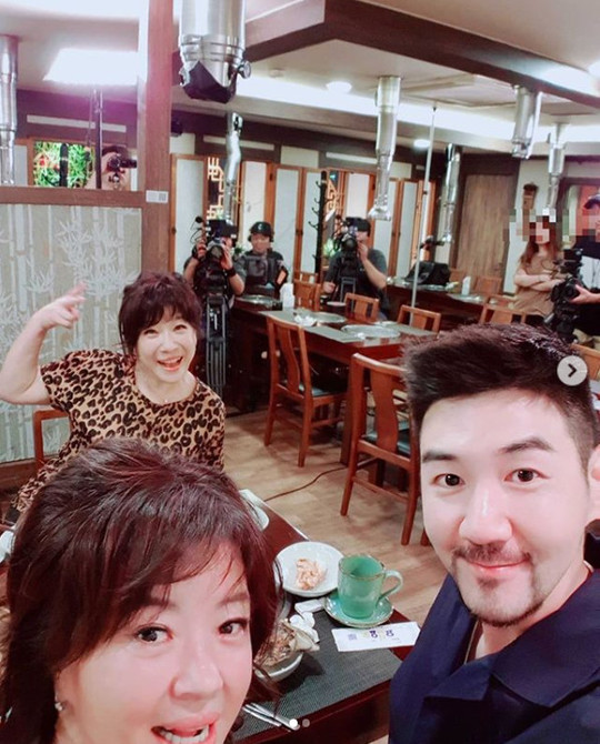 ‘닮은꼴 가족’ 한상진, 사촌누나 노사연X노사봉과 고깃집 만남[SNS컷]