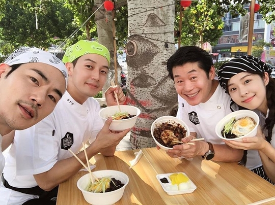 김강우 이연복 허경환 서은수 ‘현지에서’ 단체샷, 짜장면들고 미소[SNS★컷]