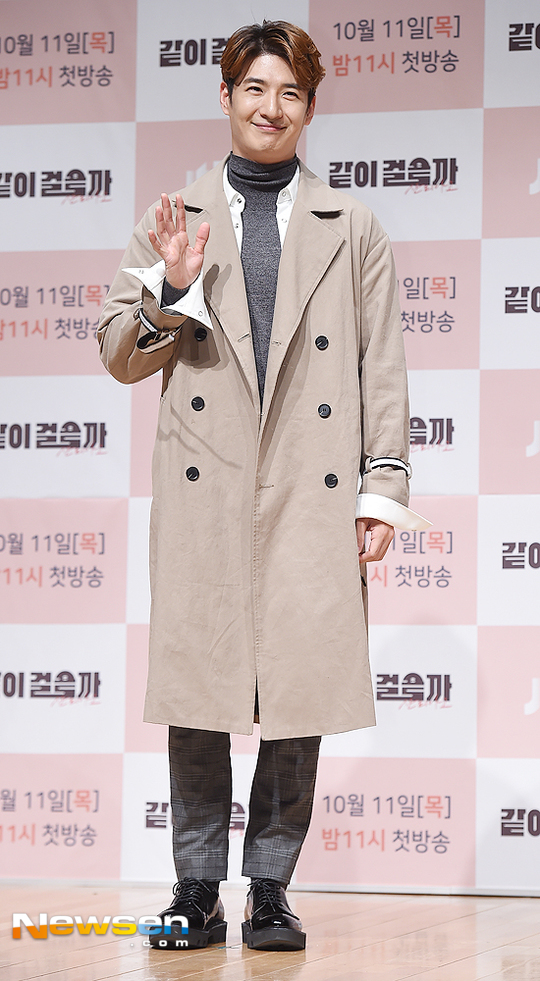 god 손호영 ‘가을 신사의 손 인사’ (같이걸을까) [포토엔HD] 