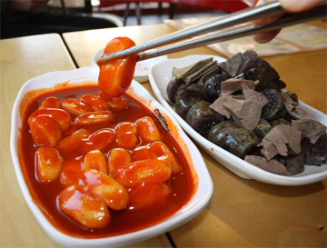 떡볶이, 국민간식에서 세계인의 먹거리로…