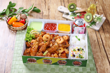 맛도, 선물도 풍성한 치킨매니아의 5월