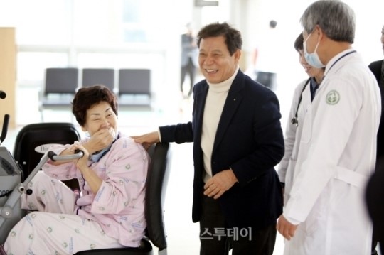 윤장현 위원장, 빛고을전남대병원과 광주시립제2요양병원 방문