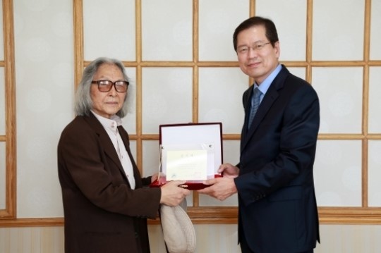 박돈 화백, 서울아산병원에 미술작품 42점 기증