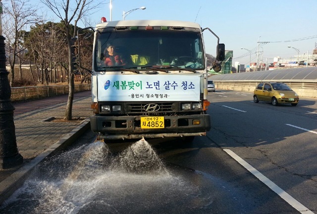 용인시, 노면살수...도로 물청소 나서