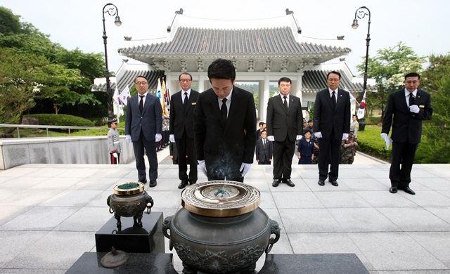 [포토] 남경필  도지사, 국립 이천 호국원 참배