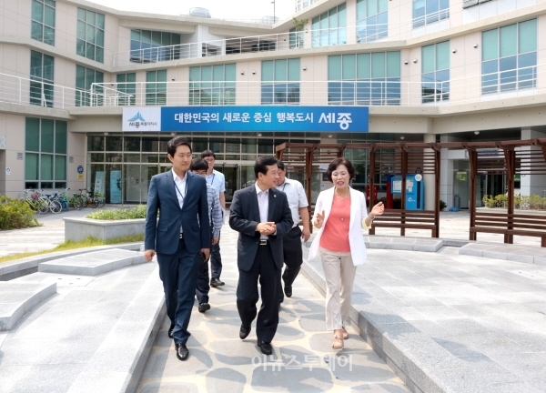 [포토] 이충재 행복청장, 메르스 현장점검 나서