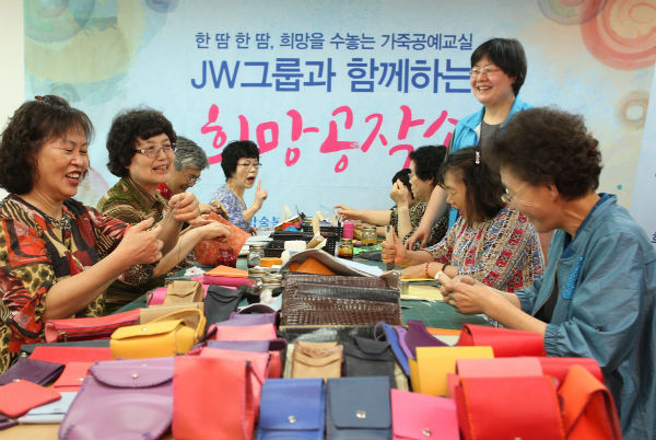 중외학술복지재단, 지역 어르신 대상 가죽공예교실 운영