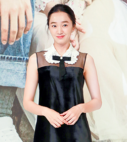 [포토] 수애, 속옷 패션으로 참석?…코디와 싸웠나