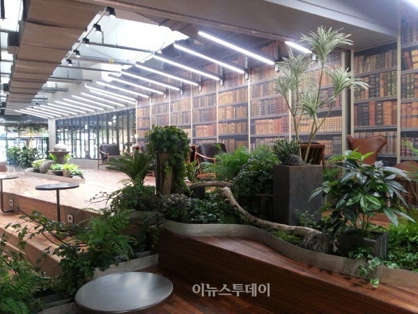 롯데마트 서울양평점, 제4세대 대형마트 열다...도심 쉼터로 지역민과 소통