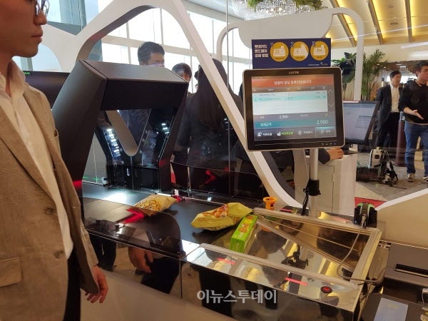 [지금 편의점은...] 손만 대면 OK...세븐일레븐 AI 무인 점포 시대 열다