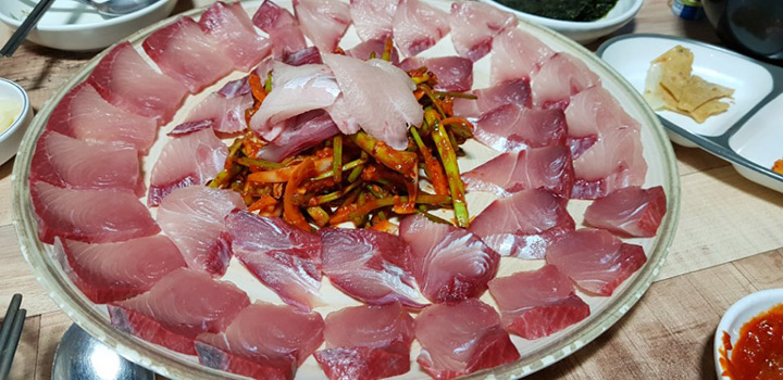 [안병익의 식신 맛집]겨울 전령, 단단하고 쫄깃한 제주산 방어 맛집