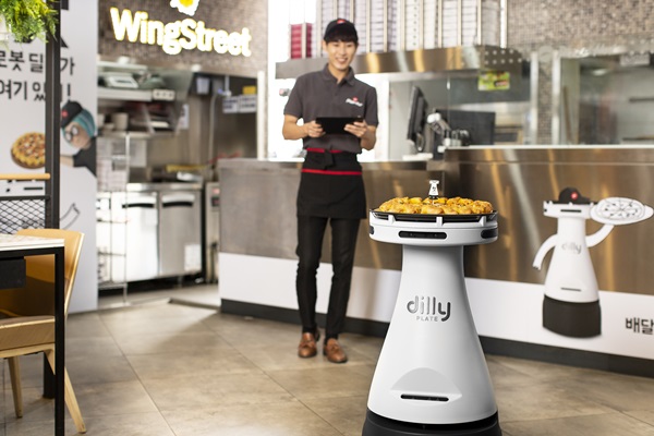 [스타트업] 배달의민족, 피자헛과 레스토랑 서빙 로봇 ‘딜리’ 선봬