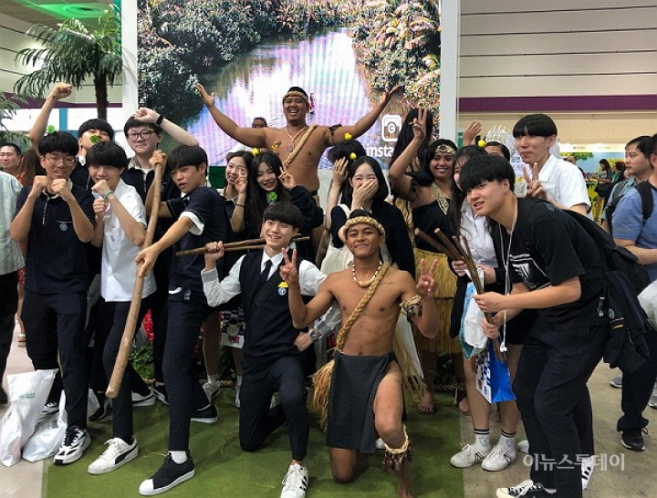[르포] “주말에 가을·겨울 해외여행 특가 예약하세요”...코엑스 모두투어 여행박람회 가보니