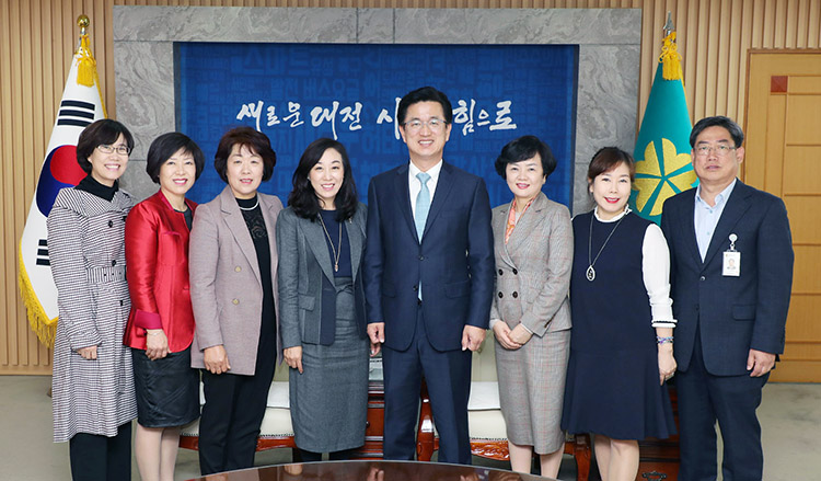 [포토] 허태정 대전시장, 한국여성경제인협회 대전지회 임원진과 간담회
