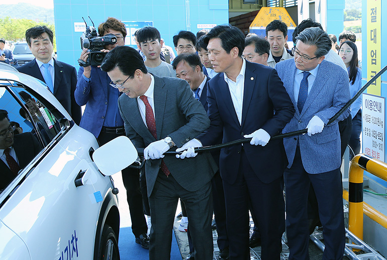 [포토] 허태정 대전시장, 수소충전은 이렇게