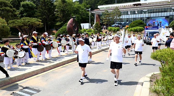 [포토] ‘홍천종합운동장으로 이동하는 성화봉송단’