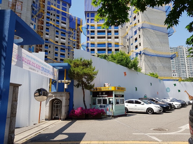 영무토건, 초등학교와 담장 하나 두고 아파트 공사 진행